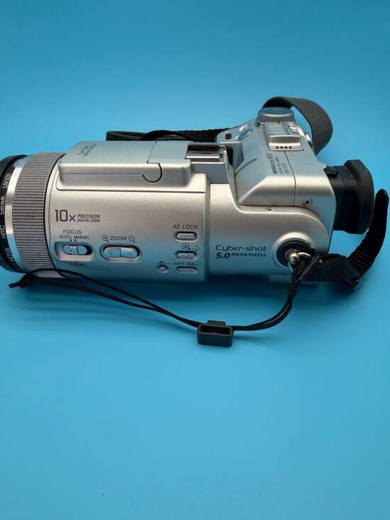 Sony Cyber-shot DSC-F717 MPEG Movie HQX Digital Still Camera 5.0MP Carl Zeiss Le
